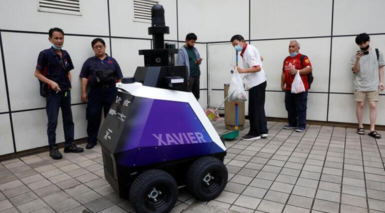 Singapur’un yeni polis gücü sokaklara çıktı Xiavier distopik geleceği göz kırpıyor