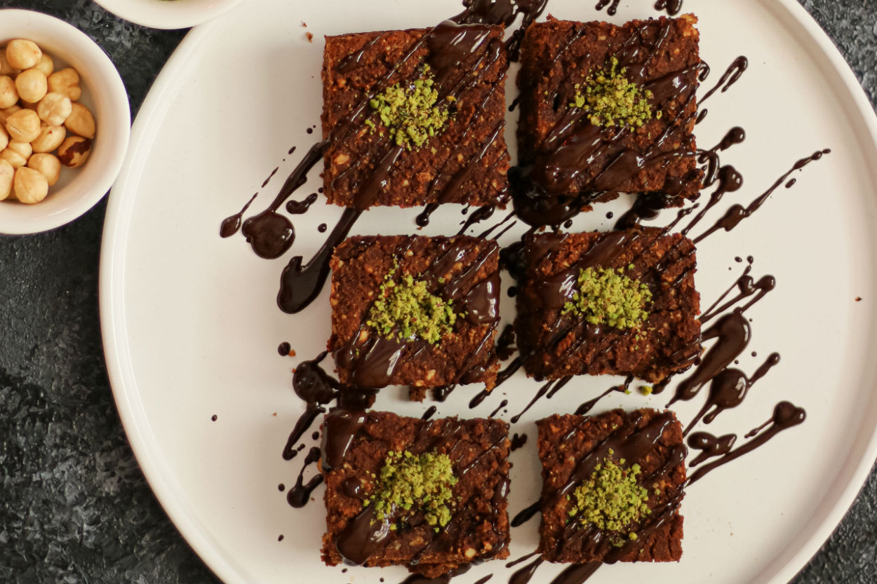 Meyveli ve Çikolatalı Islak Kek Tarifi