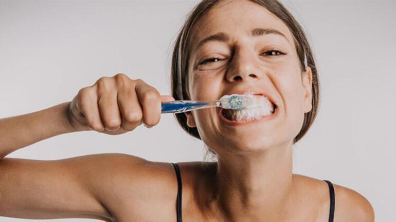 Bu maddeye dikkat Dişleri beyazlatmak yerine zarar veriyor