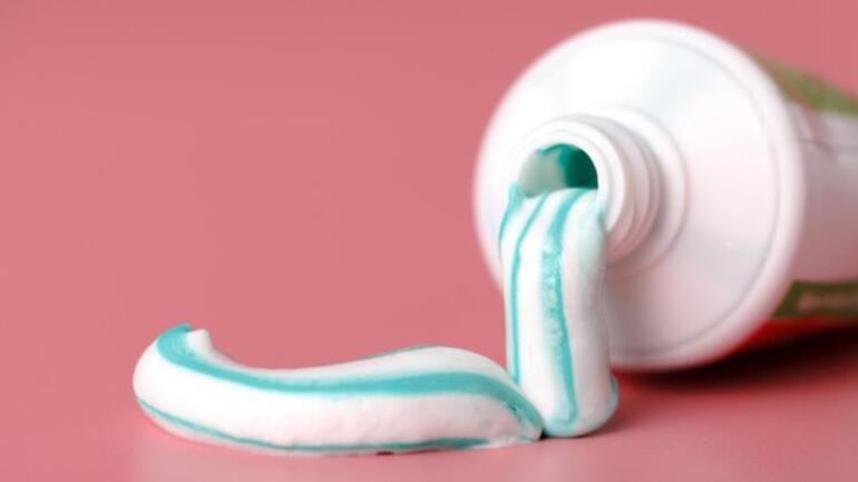 Bu maddeye dikkat Dişleri beyazlatmak yerine zarar veriyor