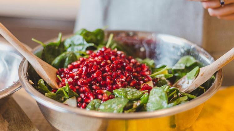 Hem lezzetli hem de sağlıklı: Narlı salata tarifleri