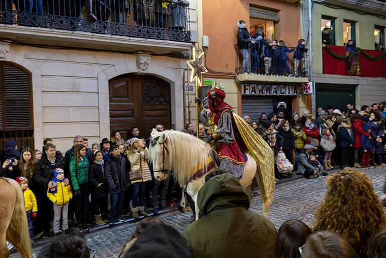 Tepkilere aldırmadılar: İspanyollar yıllık Üç Kral geçit töreni için yüzlerini siyaha boyayacak