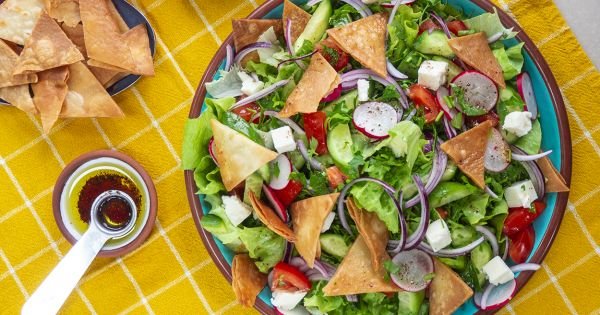 Fettuş (Fattoush) Salatası Nasıl Yapılır?