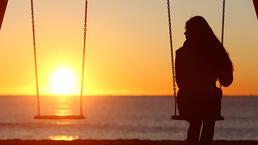 Yalnızlık en fazla 20'li, en az 60'lı yaşlarda hissediliyor