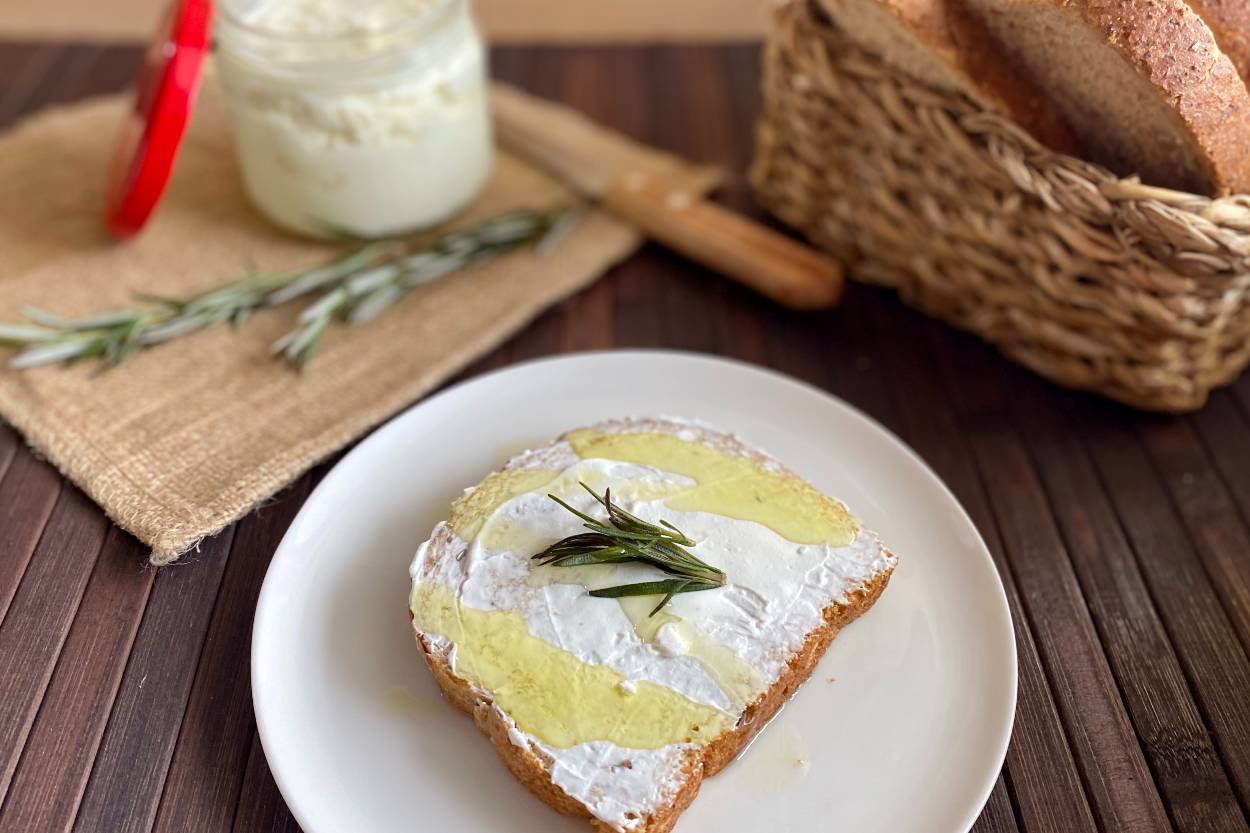 15 Dakikada Ev Yapımı Krem Peynir Tarifi