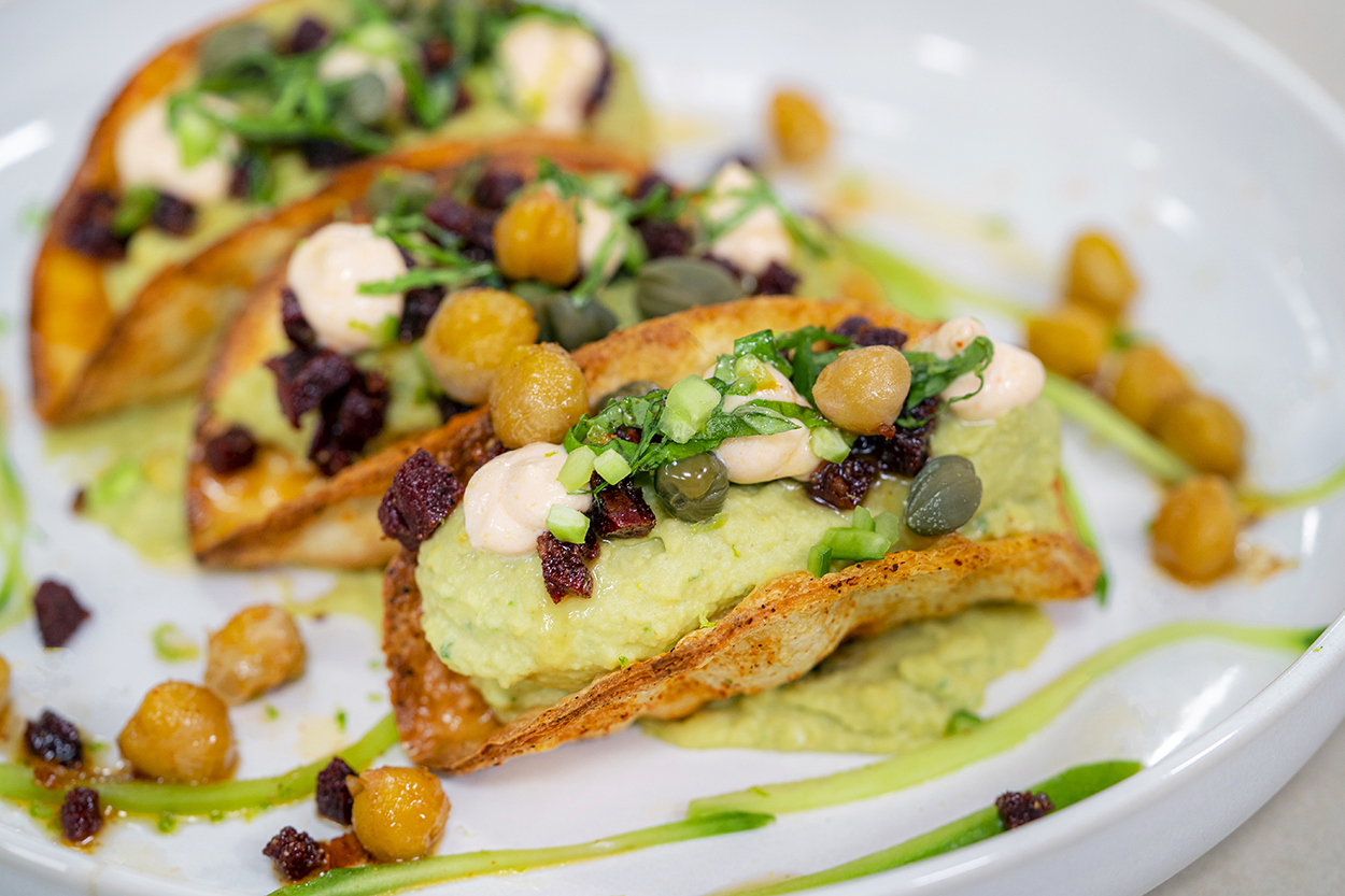 Fesleğenli Sucuklu Humus Taco Tarifi