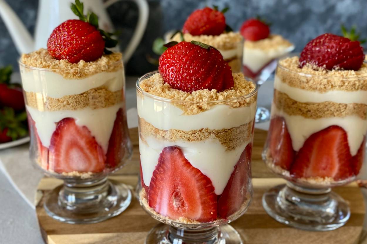 Pastane Usulü Çilekli Magnolia Tarifi