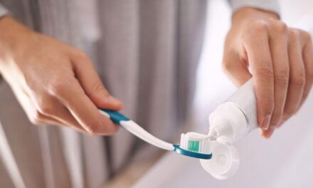 Rüyada Diş Fırçalamak Ne Demek? Dişlerini Fırçalayıp Tükürdüğünü Görmek