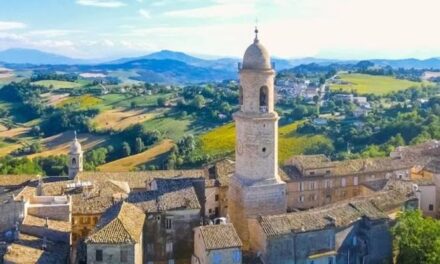 İtalya’da içinde şato olan bir köyü kiralamaya ne dersiniz?