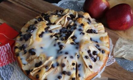 Damla Çikolata İlavesiyle: Soslu Elmalı Kek