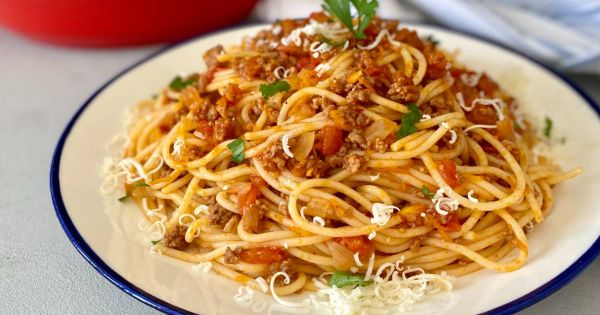 Bolonez Soslu Spagetti Tarifi, Nasıl Yapılır? (Resimli Anlatım)