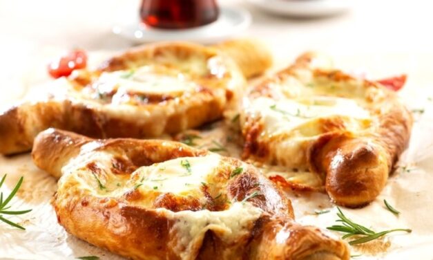 Peynirli ve Yumurtalı Pide – Börekler-Çörekler ve Poğaçalar