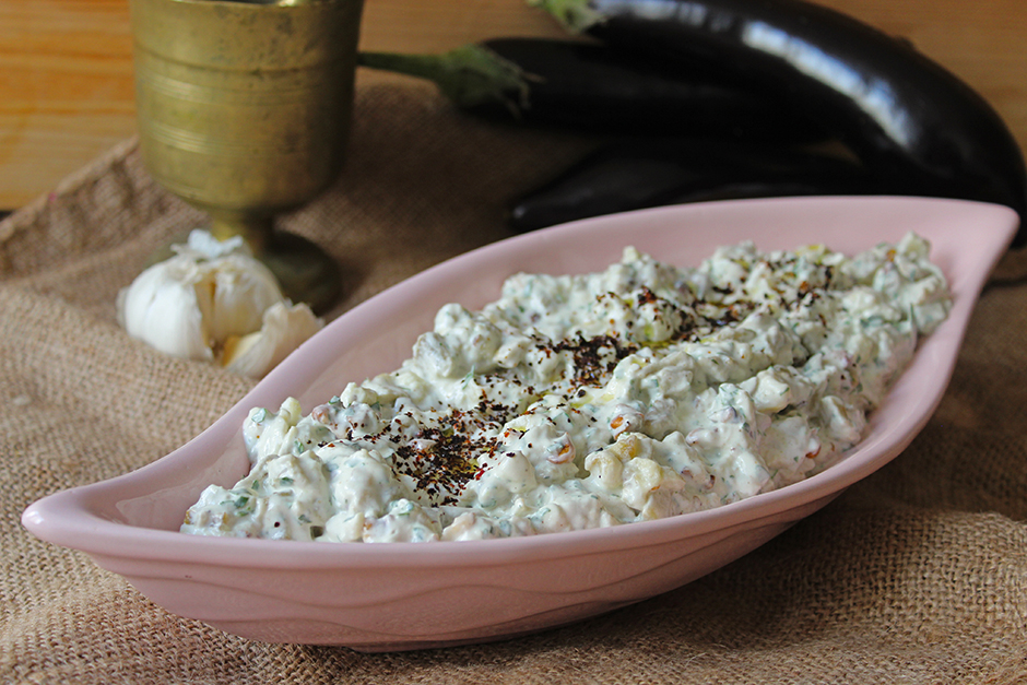 Cevizli Labneli Köz Patlıcan Salatası Tarifi