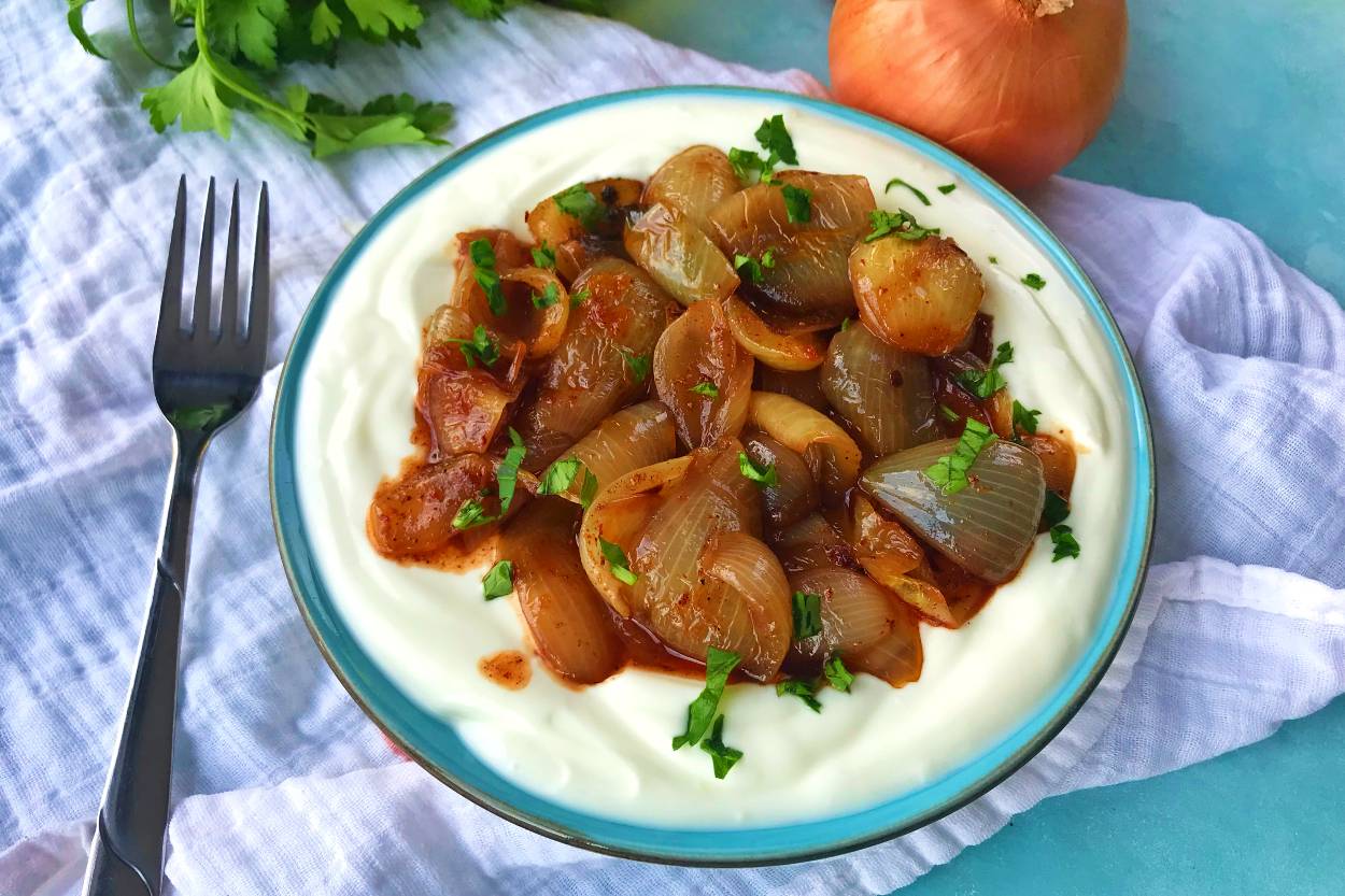 Nar Ekşili Karamelize Soğan Mezesi Tarifi