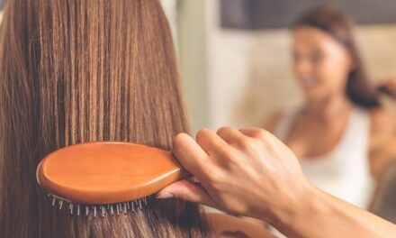 Saçlarımız Neden Dökülüyor? İşte Saç Dökülmesine Sebep Olan 5 Uygulama!