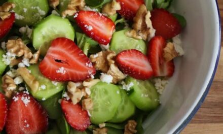 Cevizle Ayrı Güzel: Çilekli Semizotu Salatası