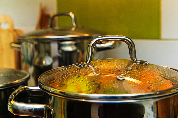 Metallc,Pan,With,Cooking,Food,On,The,Kitchen.croped