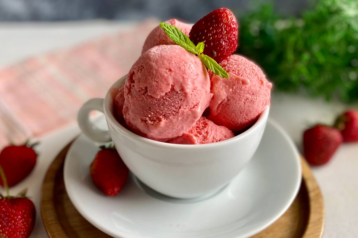 Çilekli Dondurma Tarifi