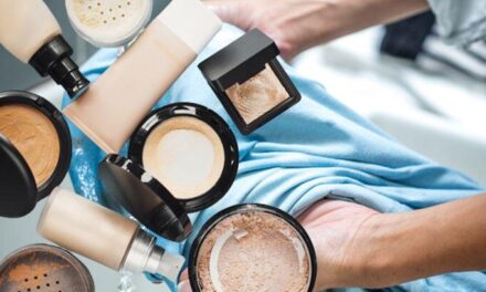 Kıyafetlerinize makyaj malzemeleriniz bulaşıyorsa bu yöntemi deneyin! Leke derdi kalmayacak