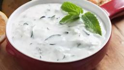 Rokayı bir de böyle deneyin! Yoğurtlu roka salatası tarifi