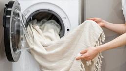Çamaşır yıkarken bütün kılı pisliği topluyor: Makinenin içine 3-4 adet koyun yeter!