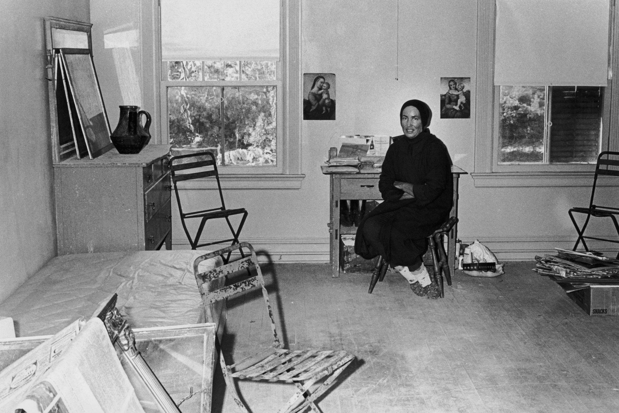 "Little Edie" sitting in her room in 1975