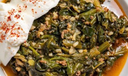 Sevmeyenler bile parmaklarını yedi! Ispanak pişerken içine atın, vitamin bombası oluyor