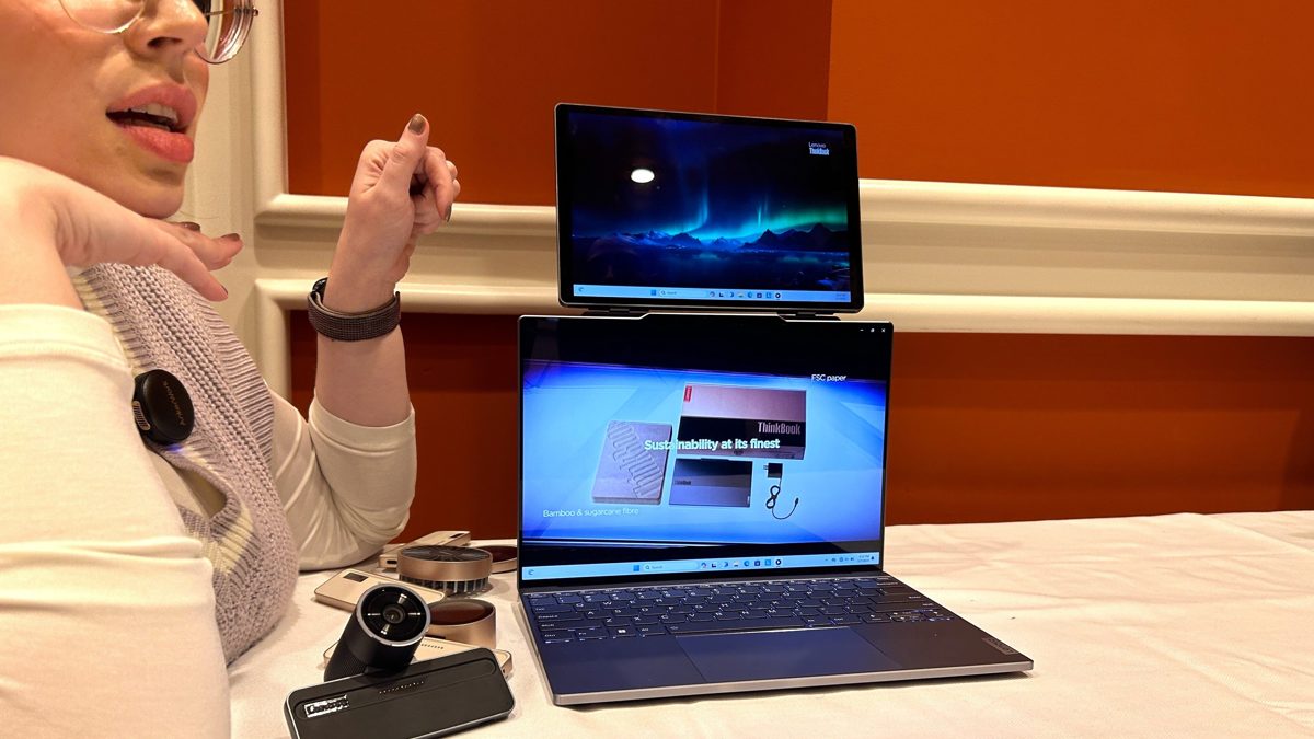CES 2024: Bu laptopa robot bile takılıyor