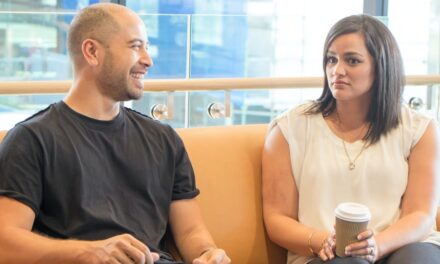 Erkekler ve kadınlar aynı şeye gülmüyor! Peki neye gülüyorlar? İşte cevabı…