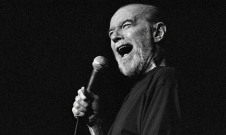 Yapay Zekâ George Carlin’e dava açıldı (Tek suçu komik olmamak değil)