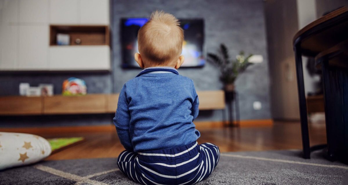 TV ekranı karşısında büyüyen çocuklar: Riskler hakkında bilmeniz gereken 5 şey