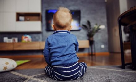 TV ekranı karşısında büyüyen çocuklar: Riskler hakkında bilmeniz gereken 5 şey