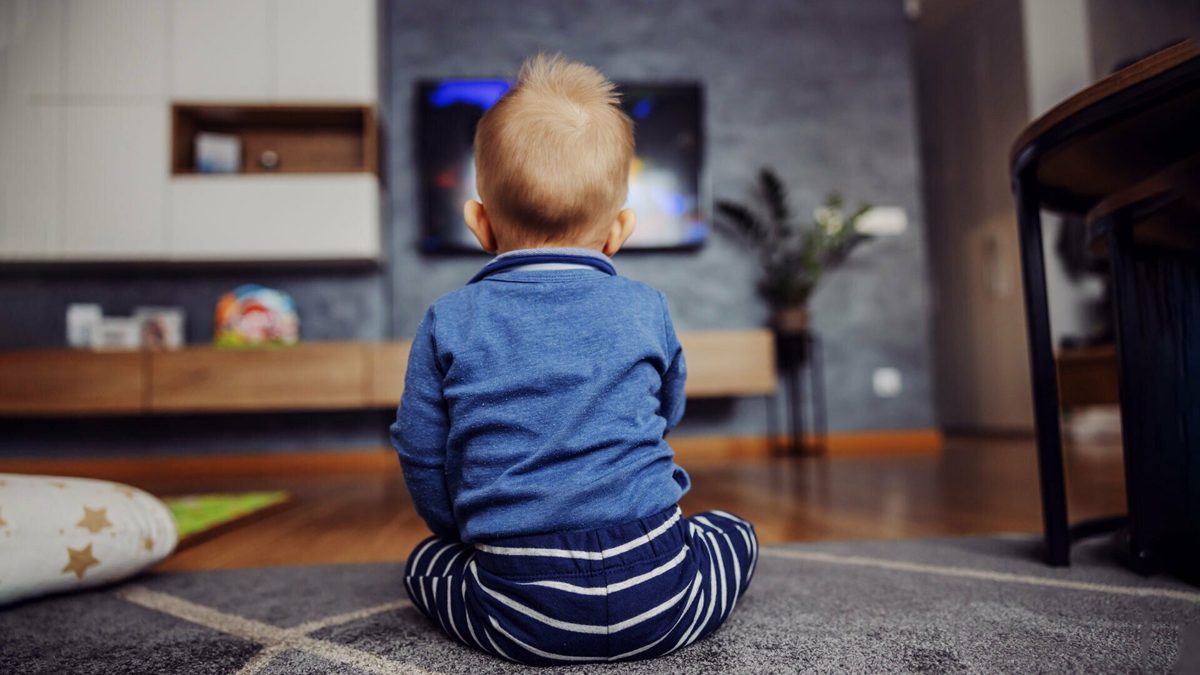 TV ekranı karşısında büyüyen çocuklar: Riskler hakkında bilmeniz gereken 5 şey