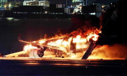 Dünya ‘mucizeyi’ konuşuyor: Alev alan uçaktan 379 kişinin tamamı nasıl kurtuldu?