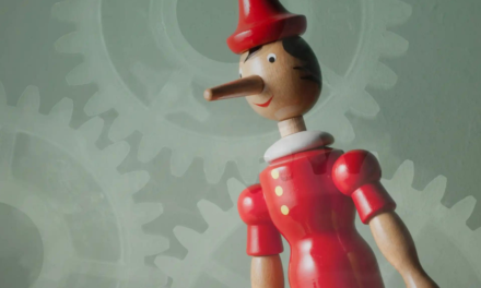 Birinin yalan söylediğini nasıl anlarız? Sahte kahkahalardan tuhaf hareketlere kadar 9 ipucu…