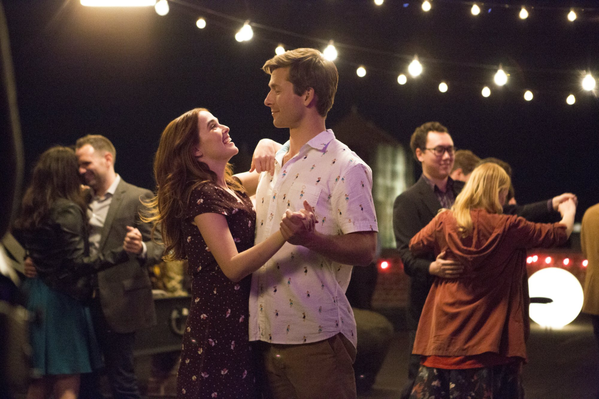 Zoey Deutch and Glen Powell slow dancing in "Set It Up"