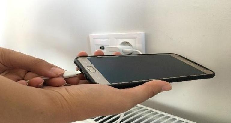 Telefon ve şarj aleti patlamaları arttı Kullanıcılar mı hatalı yoksa cihazlar mı sorunlu ‘Yıldırımlı havalarda telefonu şarj etmeyin çünkü...’