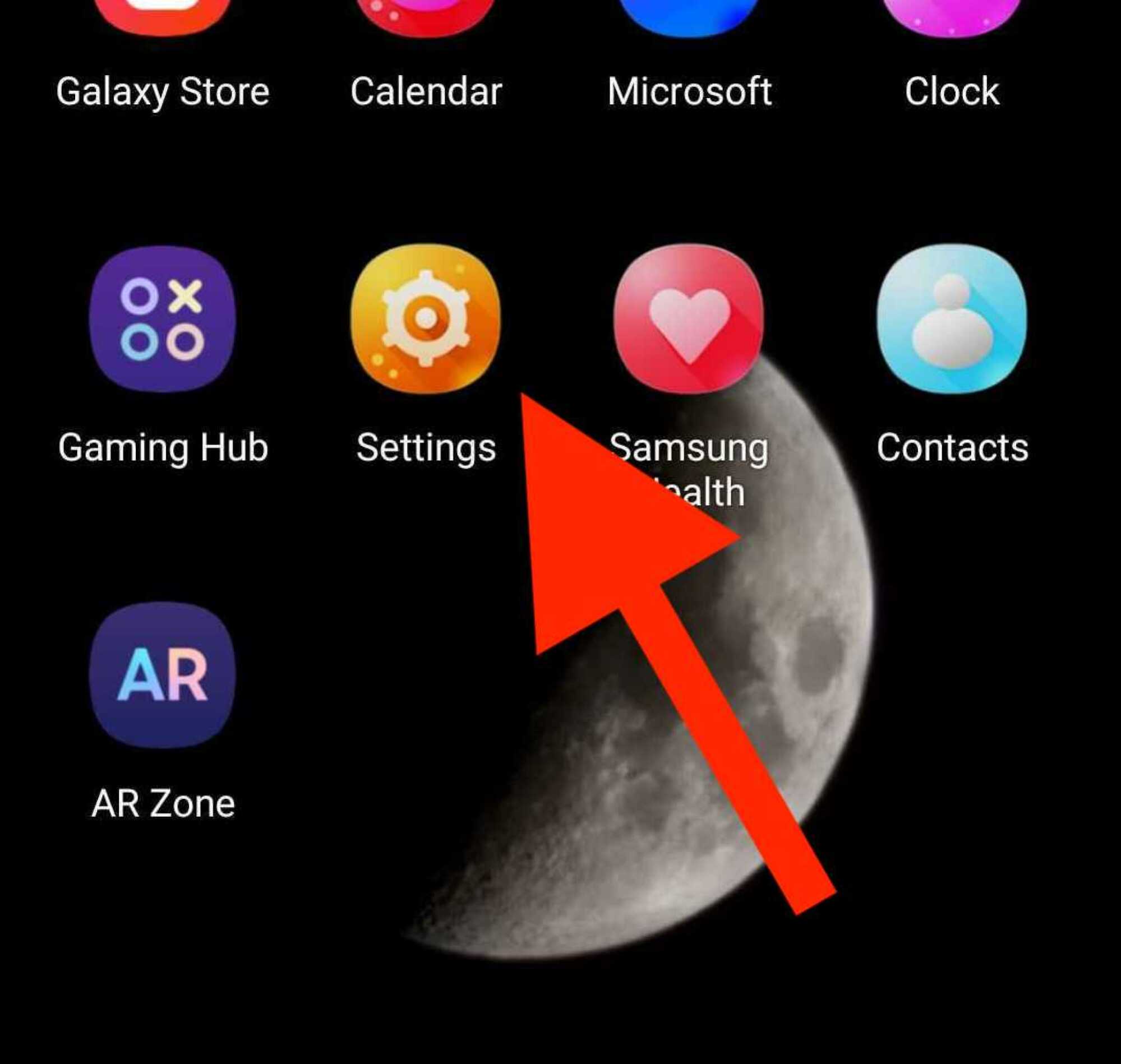a Samsung mobile phone home screen with an arrow pointing to the 'Settings' icon 