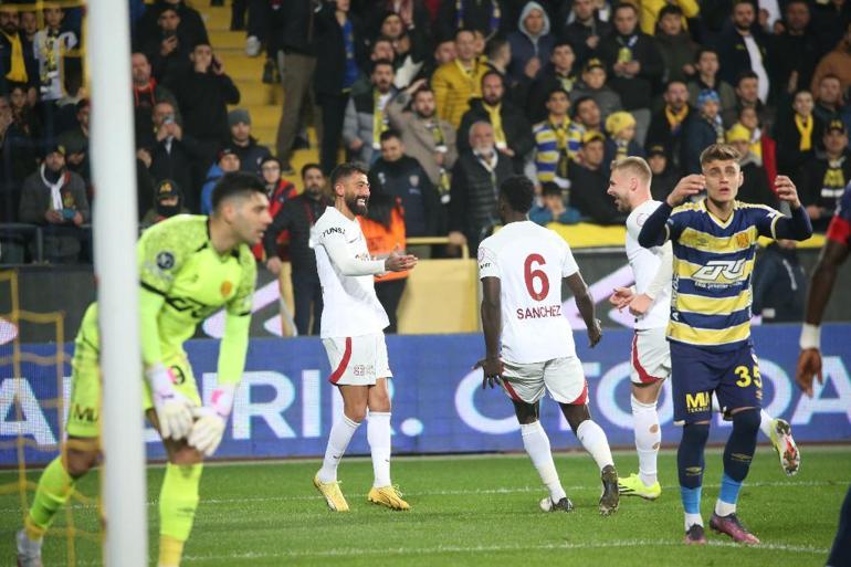 Ankaragücü - Galatasaray maçında Kazımcan Karataş protesto edildi