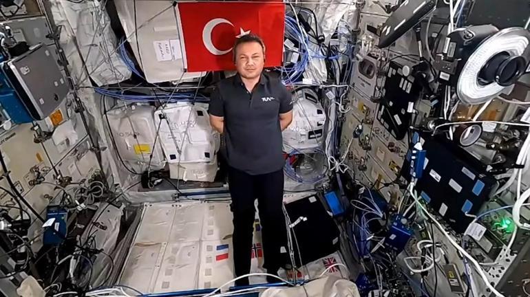 Astronot Gezeravcıdan Uzaylı var mı Görseydin ne derdin ona sorularına yanıt