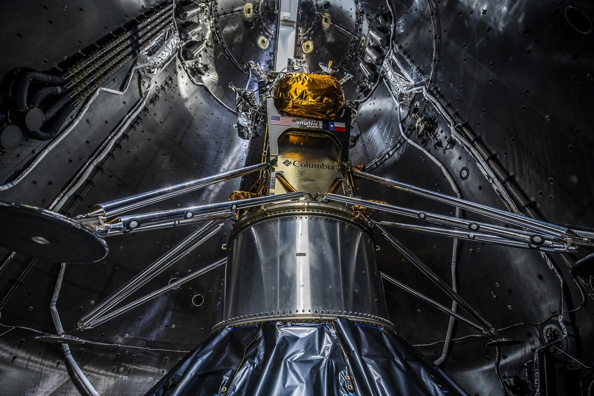 Encapsulating the Nova-C lander before a moon mission