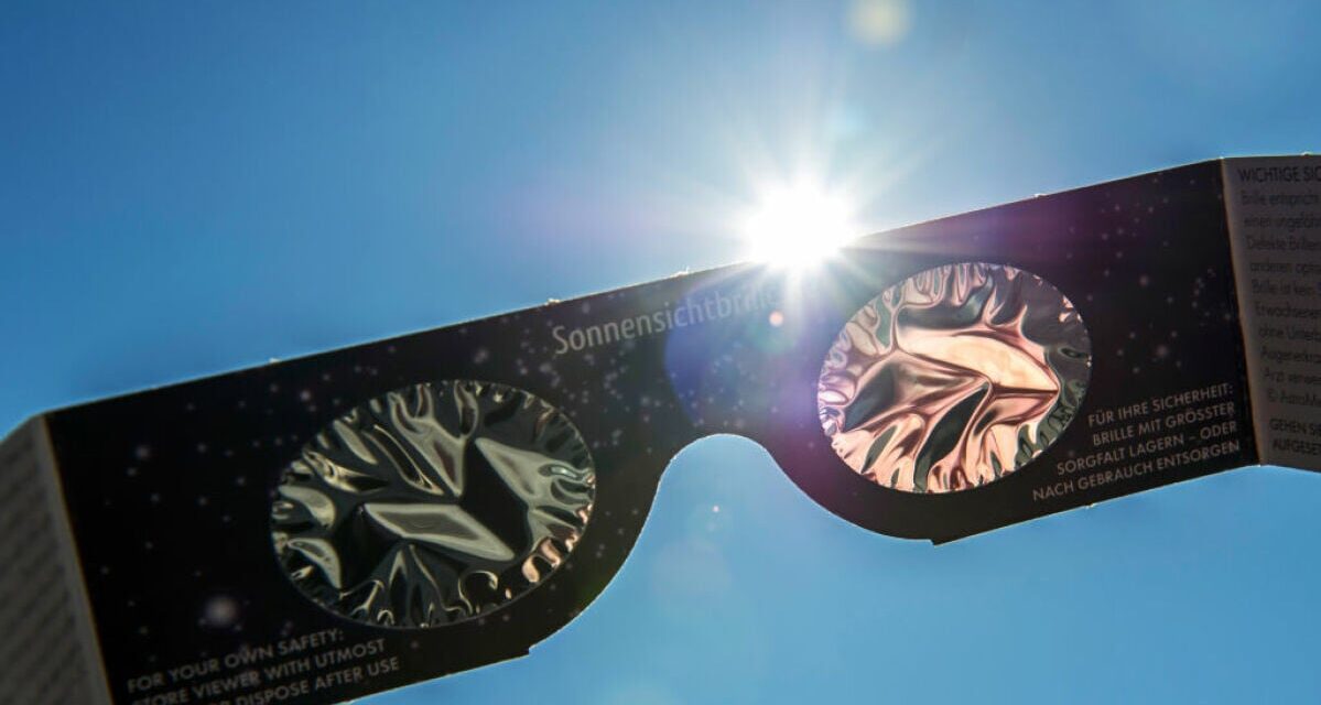 During the 2024 solar eclipse, here’s when to wear glasses