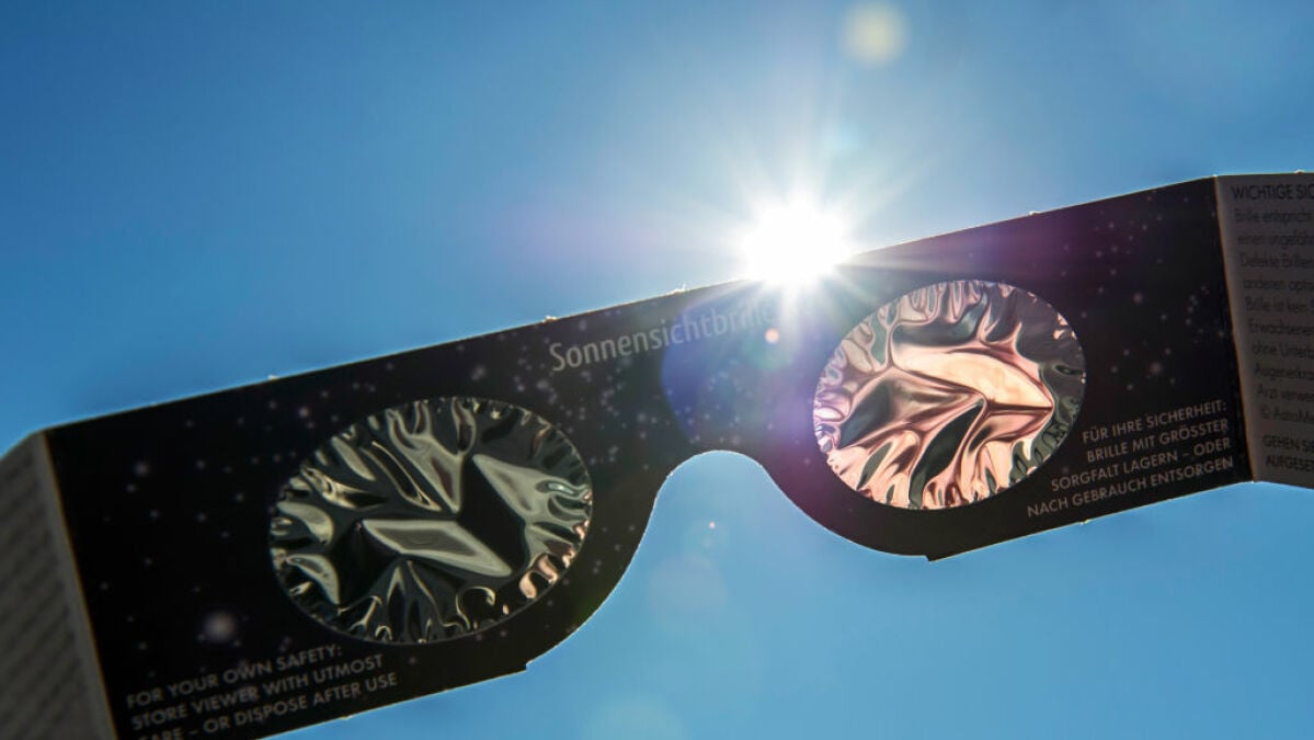 During the 2024 solar eclipse, here’s when to wear glasses
