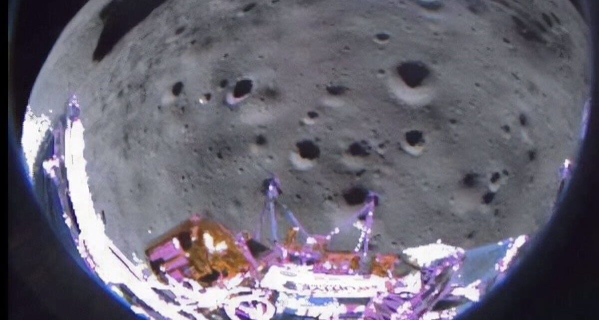 Moon landing photo captures U.S. spacecraft right after tipping
