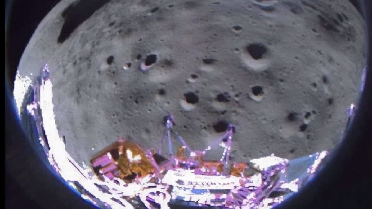 Moon landing photo captures U.S. spacecraft right after tipping