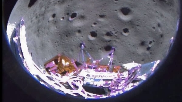 Ay’a inişte yana yattıktan 35 saniye sonra foto paylaştı! (Ay’a inmek neden hala çok zor?)