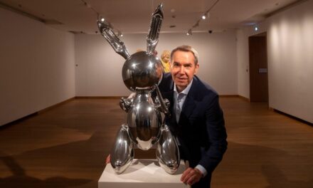 Jeff Koons’un eseri Ay’a ‘izinli olarak’ çıkan ilk sanat eseri oldu!