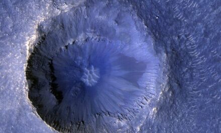 NASA, Mars’taki “en yeni” krateri yakaladı (Ona göre küçük ama bize göre…)