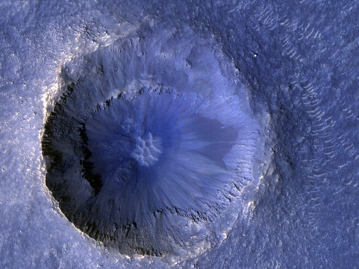 NASA, Mars’taki “en yeni” krateri yakaladı (Ona göre küçük ama bize göre…)