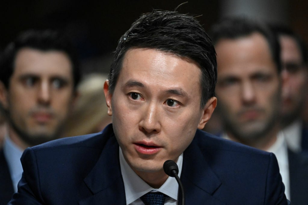 Araştırmanı öneririm! ABD’li senatör TikTok CEO’sunun Çinli olmadığına bir türlü ikna olmadı!